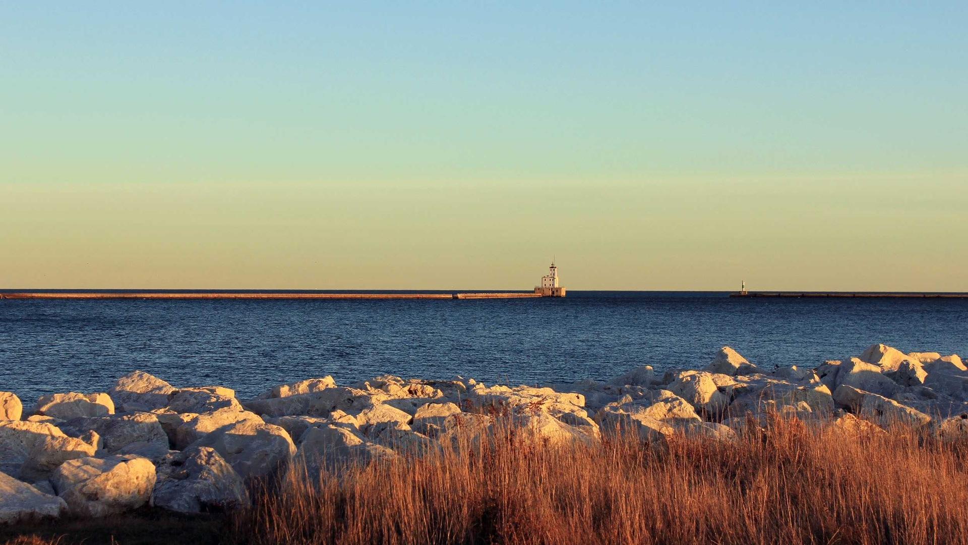 製造現場で対話する管理職と部下